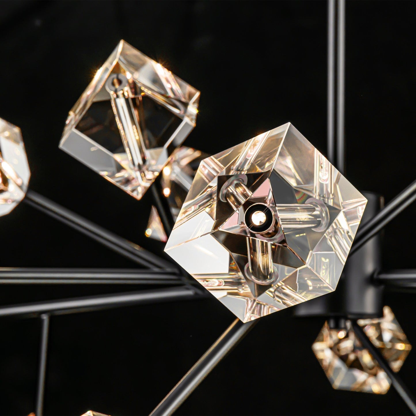 Lustre moderne et luxueux de style Sputnik à 18 lumières, composé de cristaux disposés en grappe linéaire, idéal pour salle à manger ou salon.