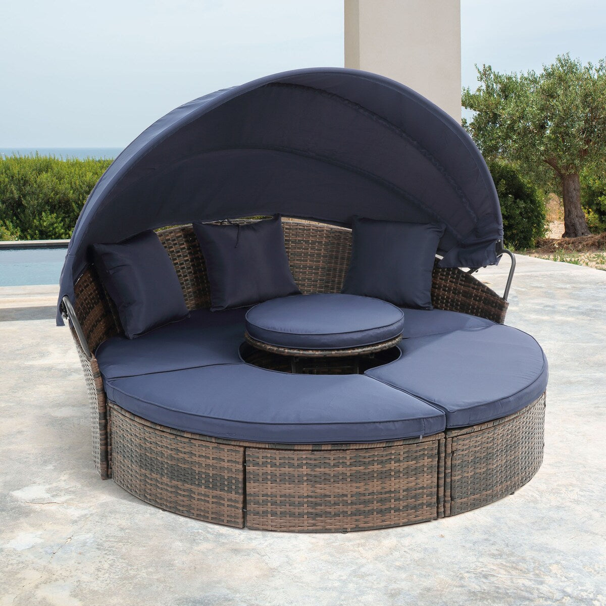 Lit de jour rond en rotin d'extérieur avec auvent et table basse relevable, canapé-lit bleu marine à assise profonde avec oreillers et coussins lavables