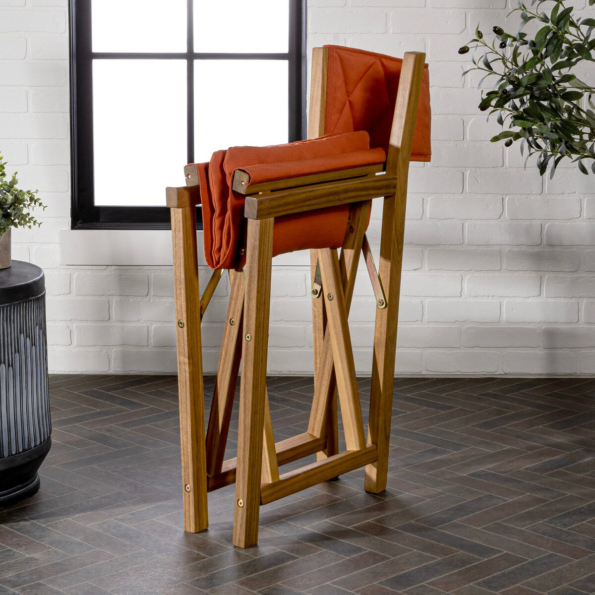 Chaise de réalisateur pliable d'extérieur Theo Classic en bois d'acacia, style milieu du siècle, avec dossier matelassé en losanges et coussin (lot de 2), par JONATHAN Y